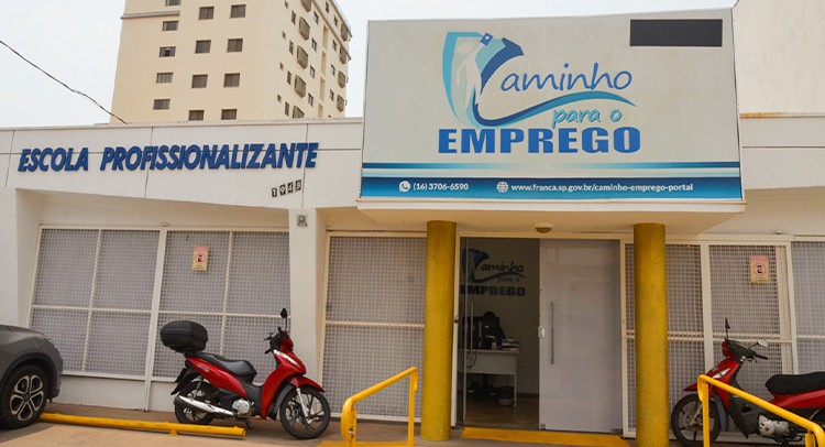 Prefeitura entrega certificados a mais de 80 alunos da Escola Profissionalizante