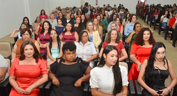 Fundo Social entrega certificados de cursos da Escola da Moda