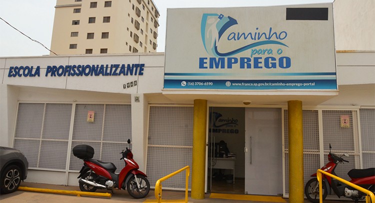Escola Municipal Profissionalizante tem mais de 190 vagas para diversos cursos