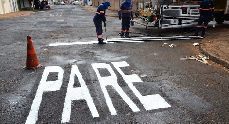 Vias de todas as regiões recebem serviço de pintura e instalação de placas
