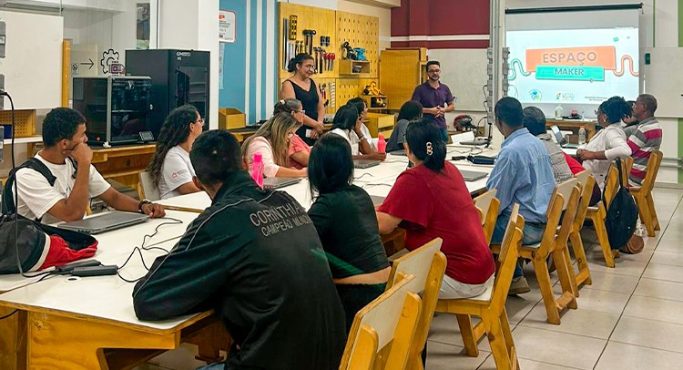 Alunos da EJA fazem aula de Robótica no Espaço Maker