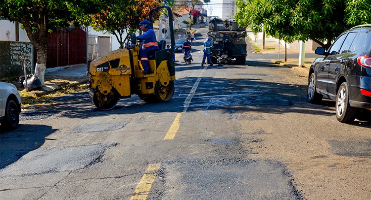 Regiões Sul e Oeste recebem serviços de tapa-buracos