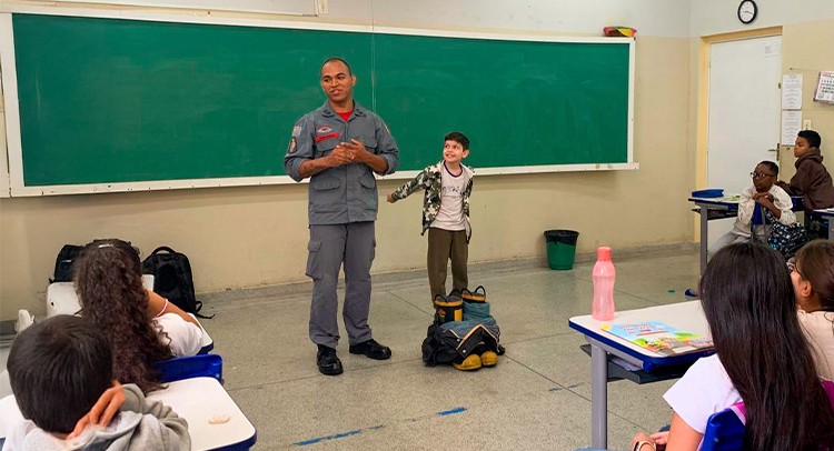 Programa 'Bombeiro na Escola' forma multiplicadores na EMEB 'Profª Dorotea Paulino Ferro'