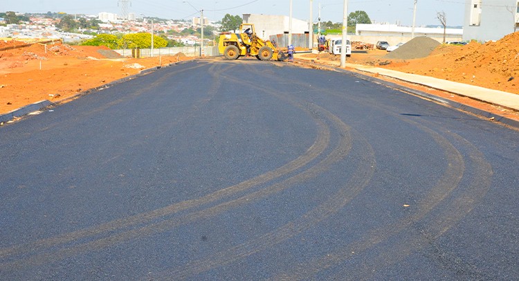 Prefeitura asfalta rua de acesso ao novo NGA