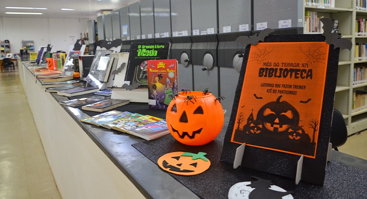 Biblioteca promove exposição sobre 'Halloween'