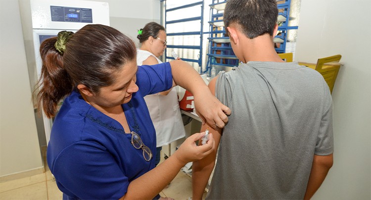 Saúde promove 'Dia D' de Multivacinação e ações do Outubro Rosa neste sábado
