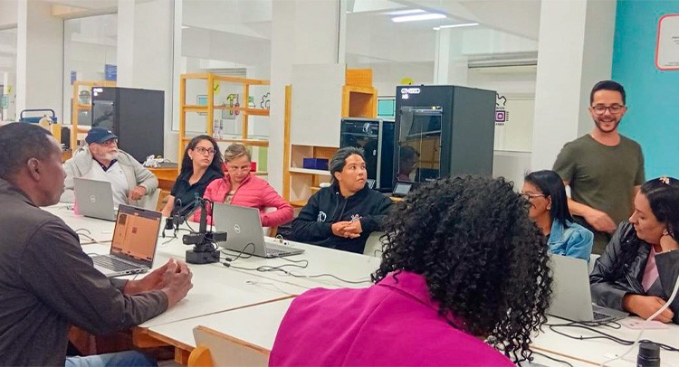 Alunos da EJA participam de aula especial no Espaço Maker