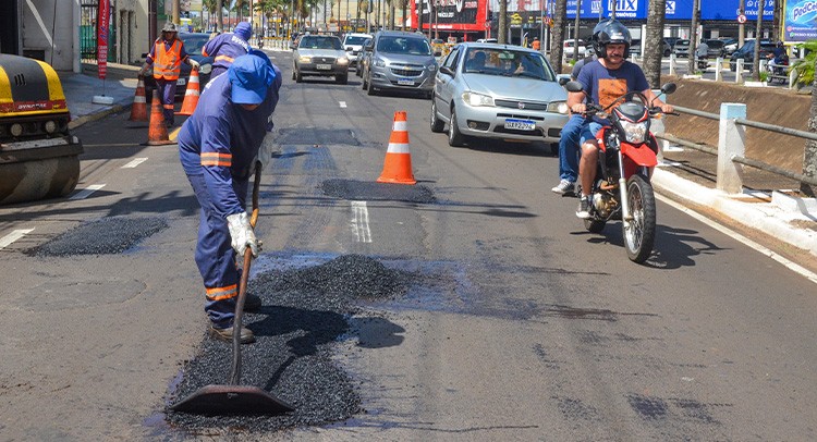 Prefeitura divulga programação de tapa-buracos em avenidas