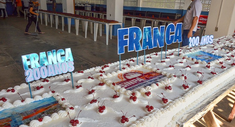 Franca celebra 201 anos com corte de bolo, arte e música