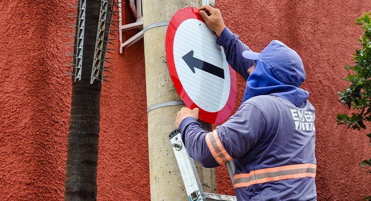 Infraestrutura intensifica sinalização viária com frentes de trabalho diurnas e noturnas