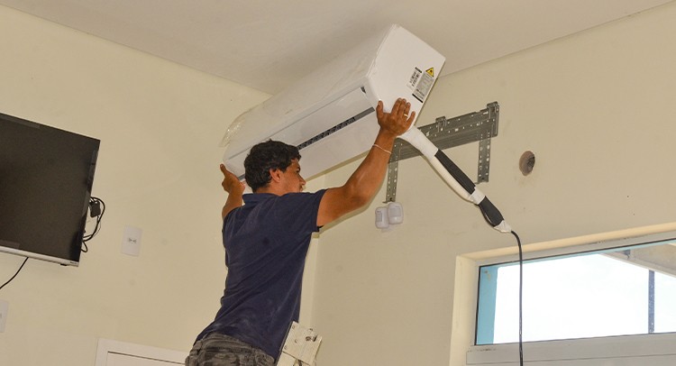 Saúde inicia instalação de mais de 200 aparelhos de ar-condicionado nas unidades