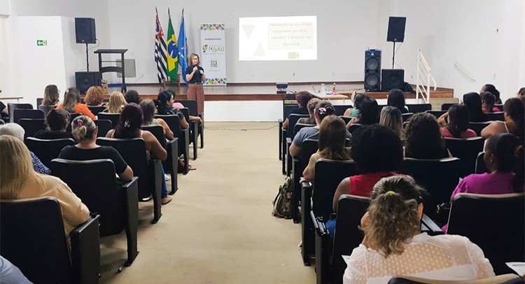 Educação promove formação com profissionais para início do ano letivo