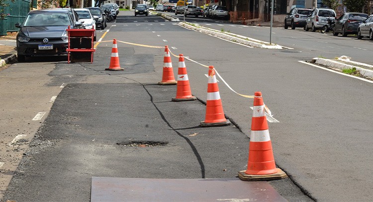 Obra de esgoto interdita parte da avenida Sete de Setembro
