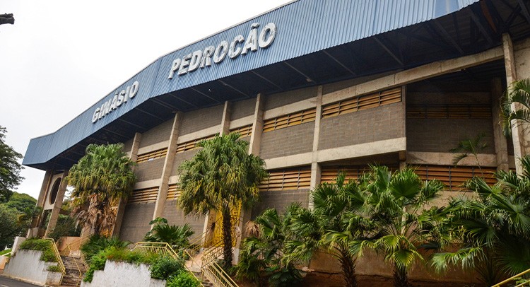 Prefeitura realiza melhorias no telhado do Ginásio Pedrocão