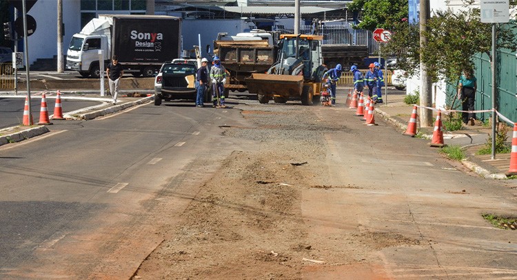 Obra de esgoto interdita avenida Sete de Setembro