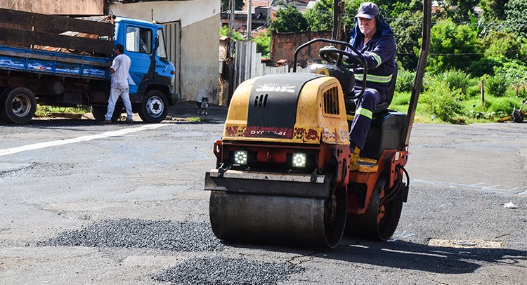 Prefeitura realiza serviços de remendo asfáltico em todas as regiões da cidade