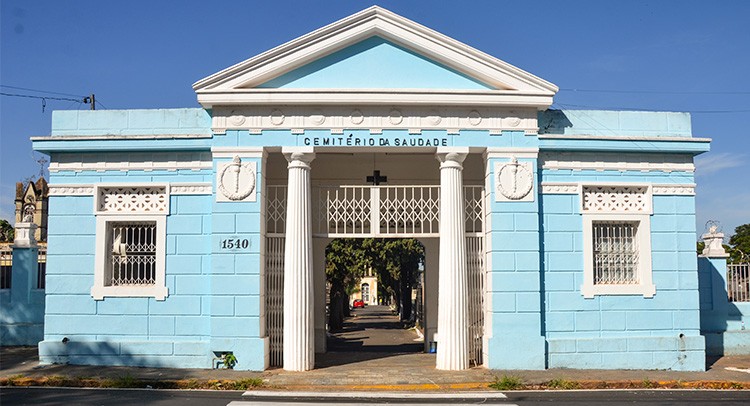Prefeitura prepara leilão para venda de flores nos cemitérios no Dia das Mães
