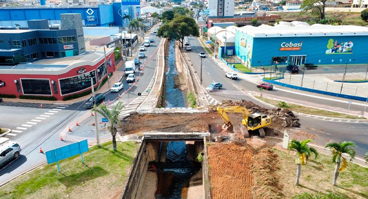 Prefeitura interdita vias para obras antienchentes na avenida Antônio Barbosa Filho