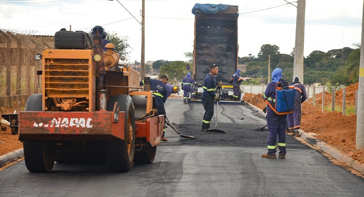 Prefeitura asfalta rua de acesso ao Hospital Estadual