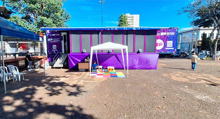 Carreta com serviços de proteção à mulher segue na praça central até sexta