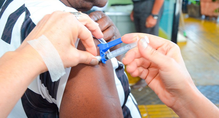 Saúde promove vacinação na praça e amplia campanha de Influenza para toda a população