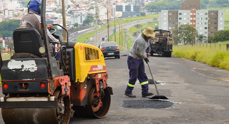 Remendo asfáltico continua por toda cidade