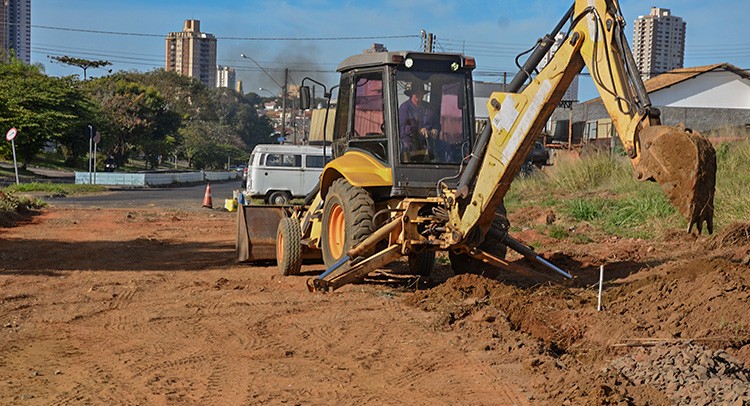 Prefeitura inicia drenagem para pavimentação da avenida Geraldo Teodoro Martins