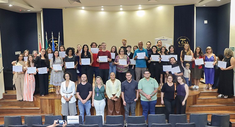 ‘Caminho para o Emprego’ entrega certificados para novas turmas