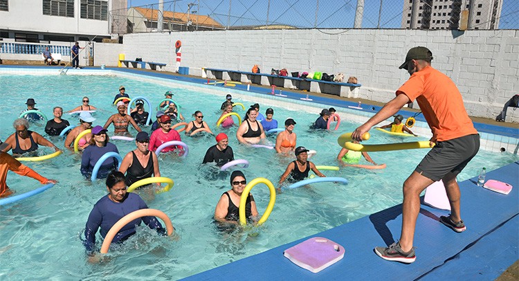 Cerca de 500 alunos fazem hidroginástica em núcleos da Prefeitura