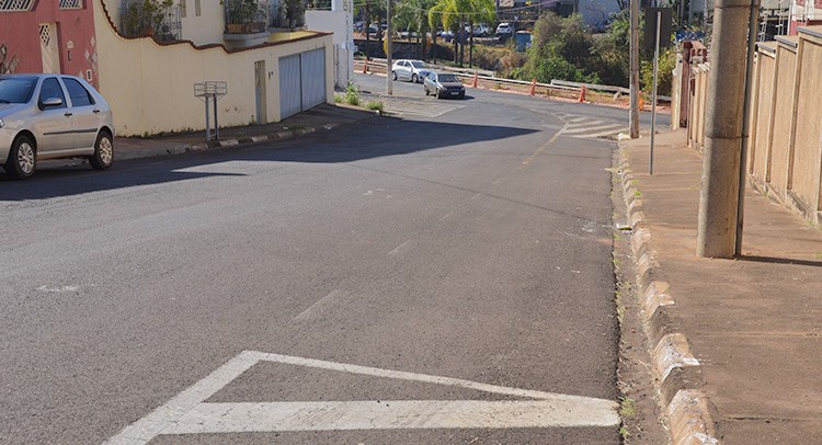 Obras de drenagem interditam trecho da rua Chile
