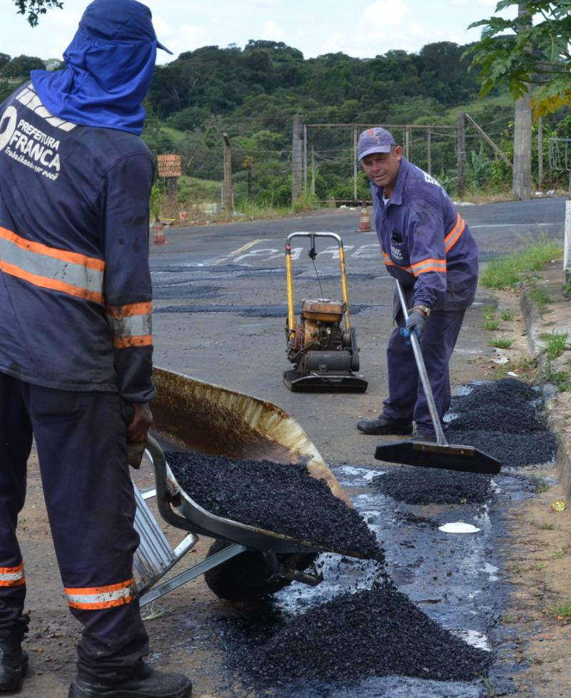 Emdef segue intensificado serviços de remendo asfáltico