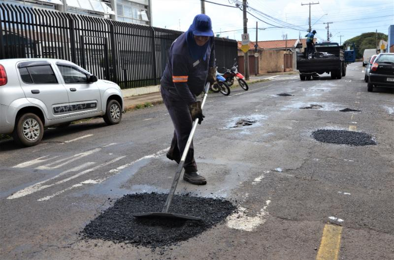 Tapa-buracos melhora condições das ruas e avenidas