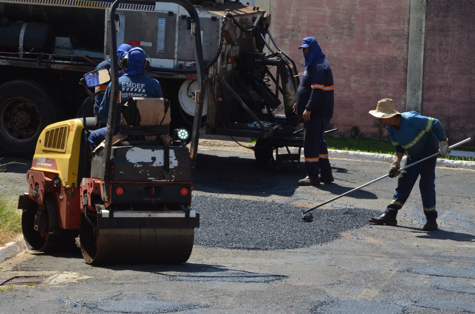 EMDEF intensifica trabalhos de tapa-buracos pela cidade