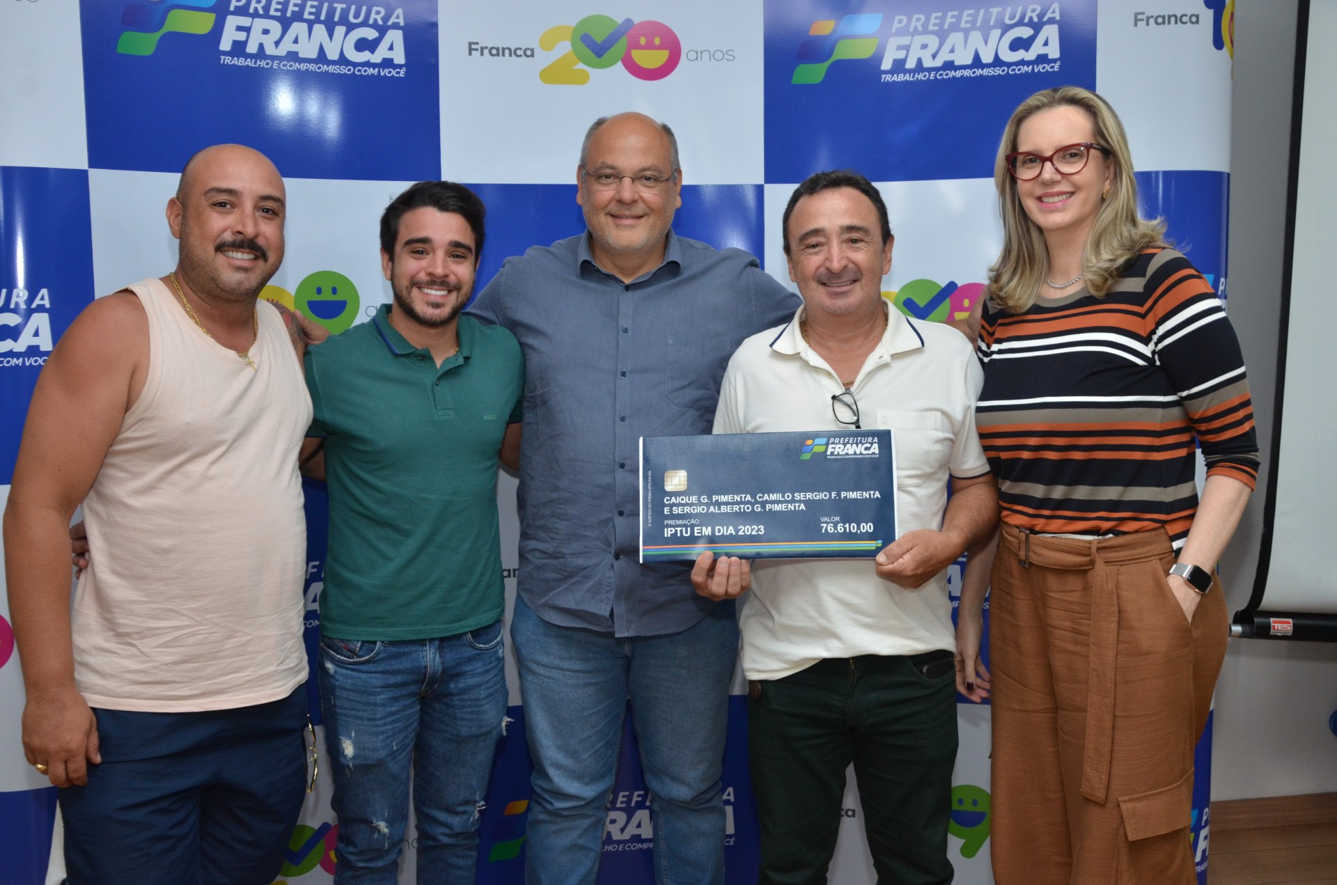 Prefeitura entrega prêmio do IPTU em Dia