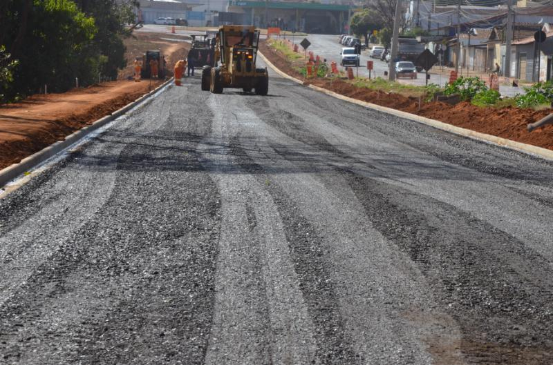 Duplicação da Av. Geralda Rocha Silva já recebe massa asfáltica