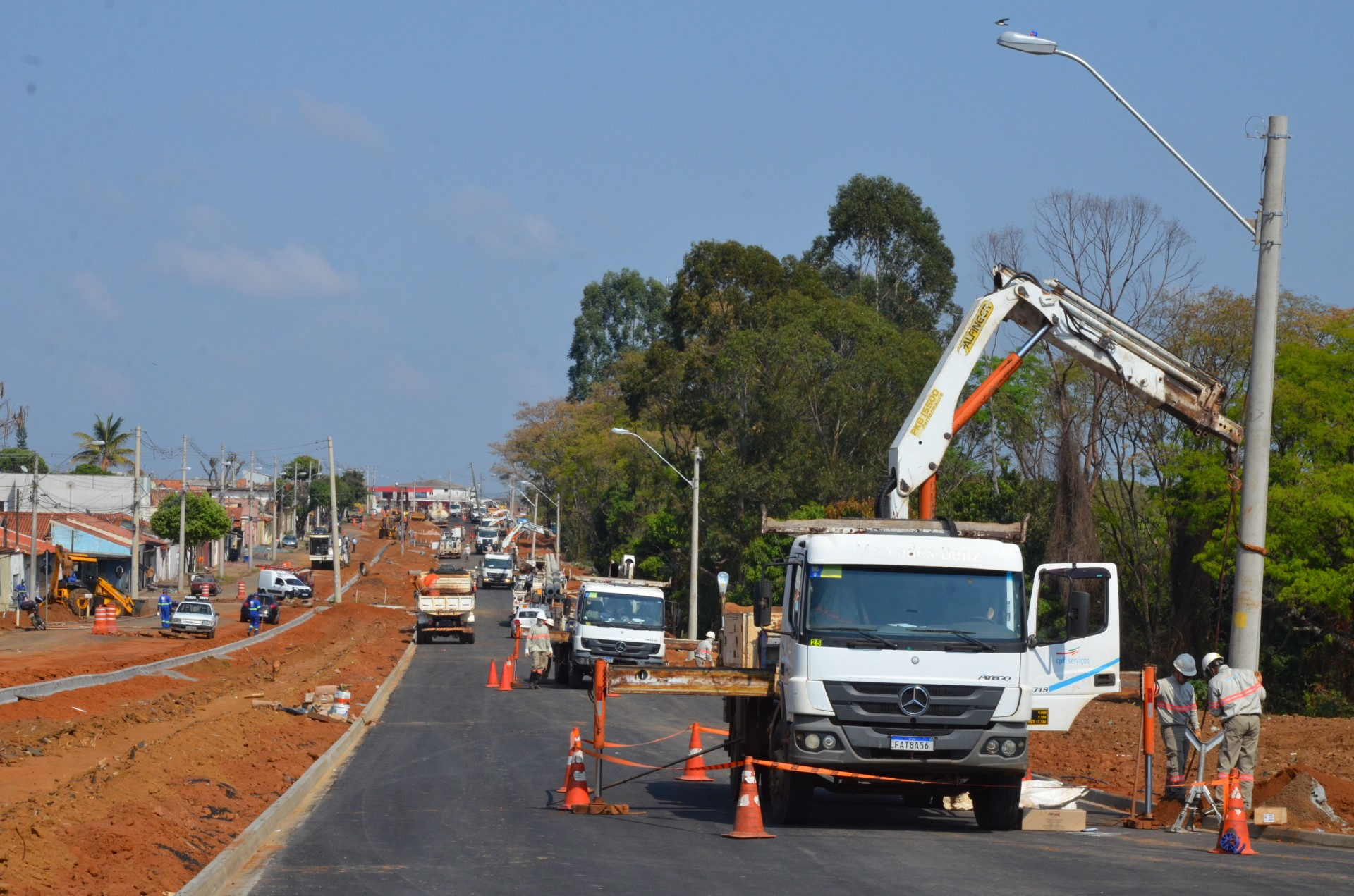 Duplicação da Avenida Geralda Rocha Silva recebe postes de iluminação
