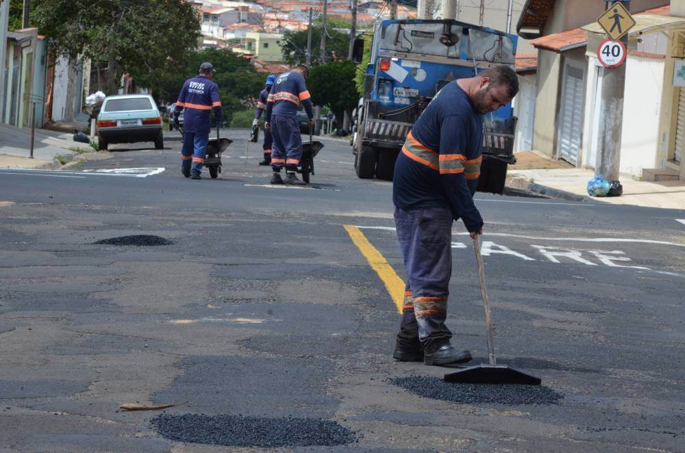 Emdef atende cinco novos bairros com o tapa-buracos