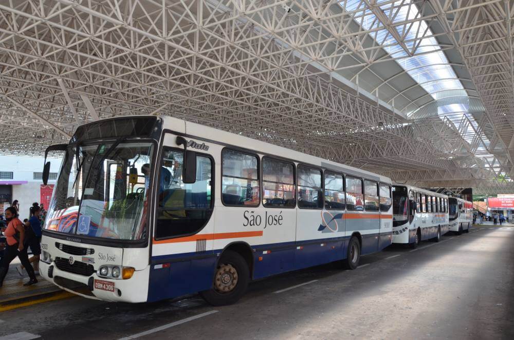 Prefeito cobra reforço na frota de ônibus e empresa anuncia contratações