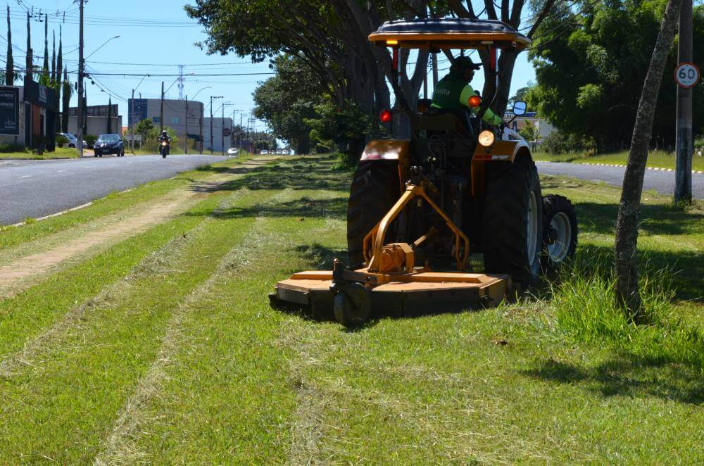 Meio Ambiente segue com limpeza de áreas por toda cidade