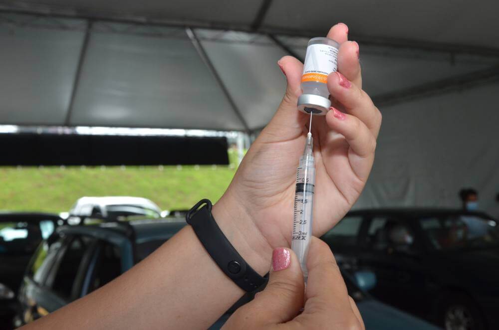 Saúde reforça coordenação e auditoria nos postos Drive Thru de vacinação