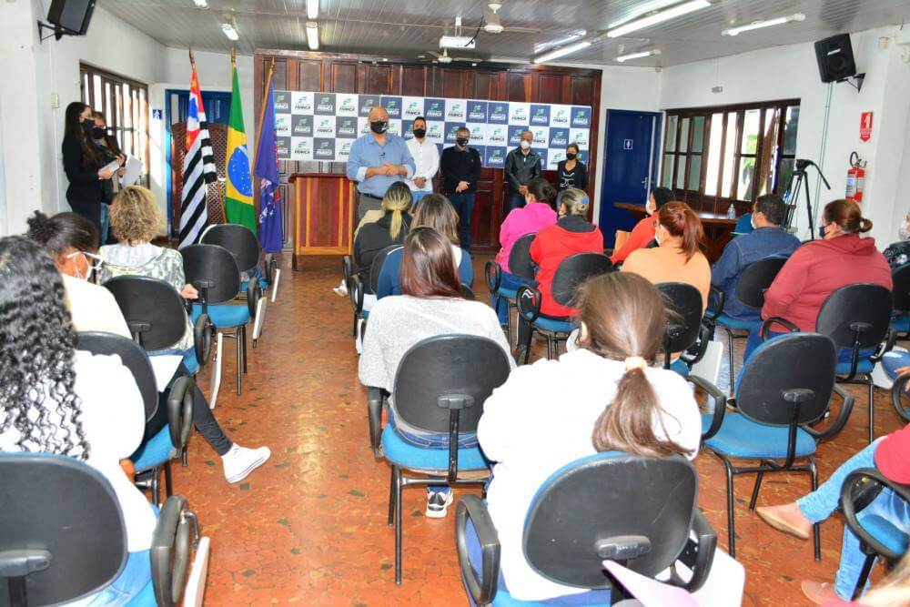 Novos enfermeiros e técnicos se apresentam para o trabalho na Saúde