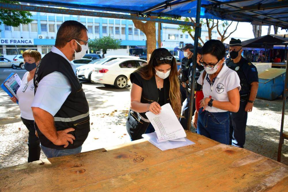 Vigilância Sanitária e Guarda Civil realizam operação com mercadores populares