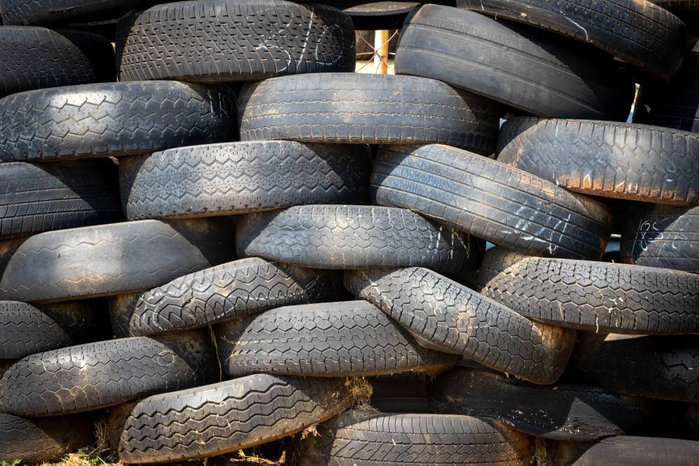 Vigilância Ambiental orienta sobre descarte correto de pneus