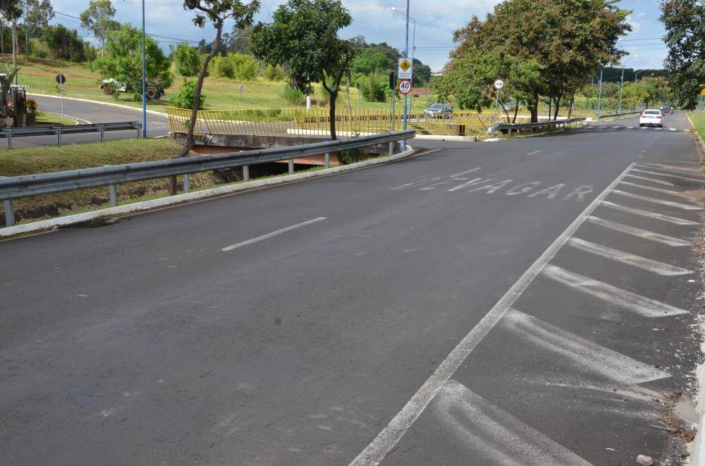 Prefeitura instala estrutura para semáforos na Hélio Palermo