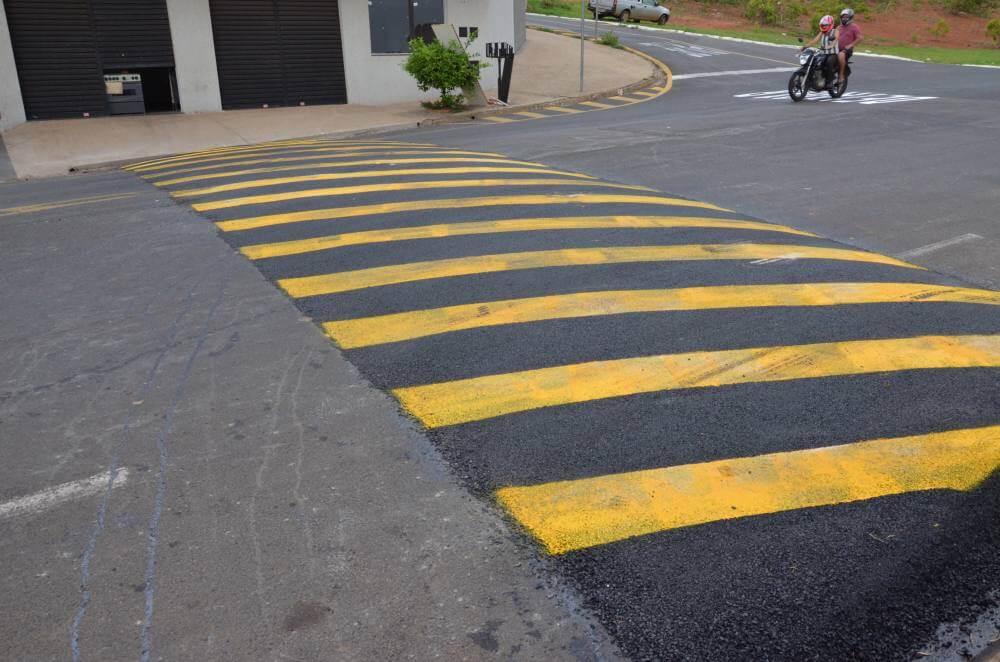 Segurança instala lombadas na Av. Major Elias Mota