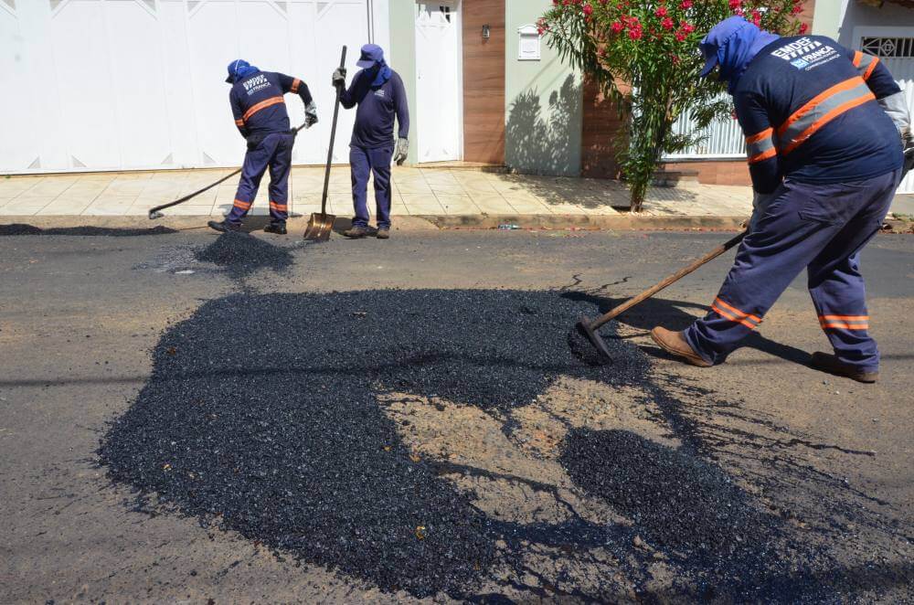 EMDEF segue com trabalho de remendo asfáltico pela cidade