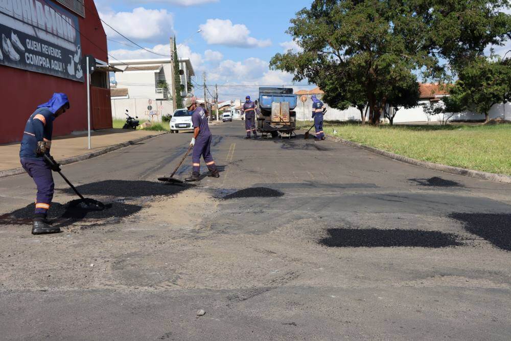 Emdef trabalha com quatro equipes na operação tapa-buracos