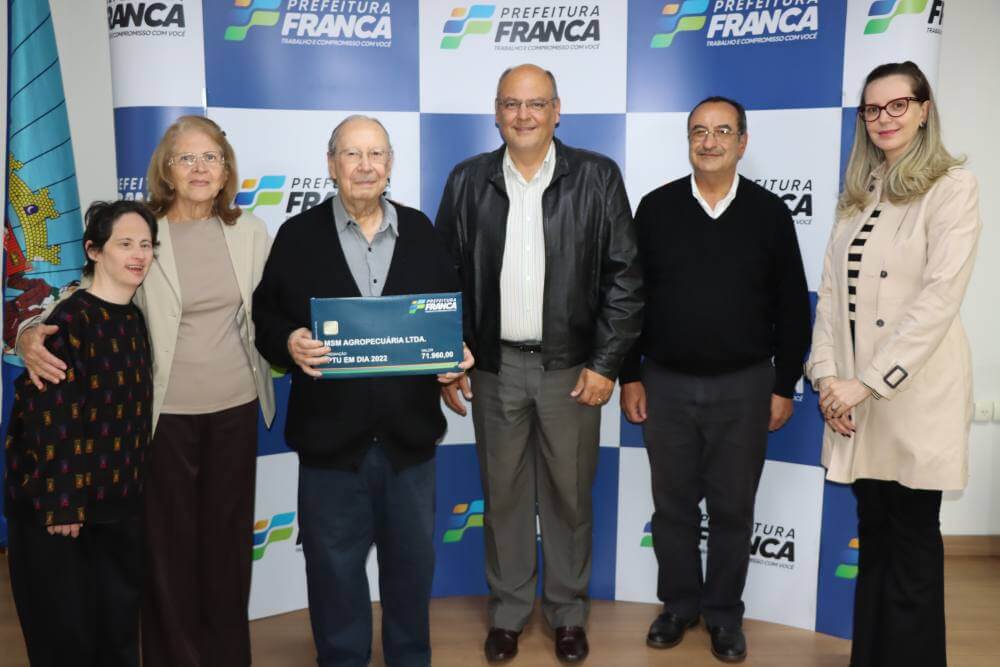 Prefeito entrega prêmio do IPTU em Dia