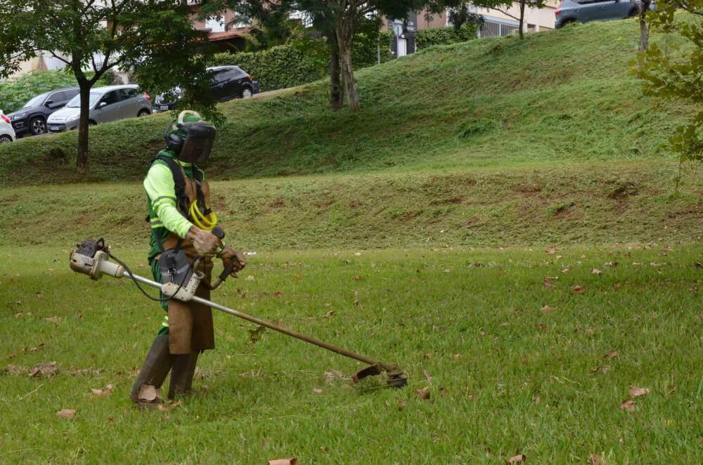 Prefeitura intensifica ações de limpeza na cidade