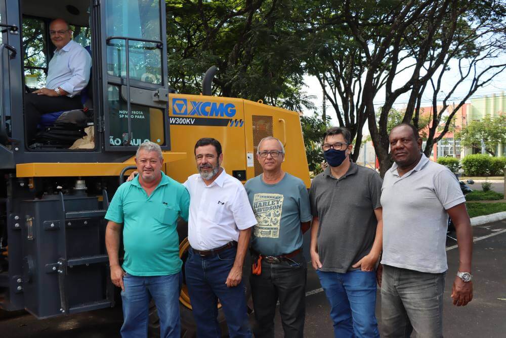 Secretaria de Meio Ambiente recebe Retroescavadeira